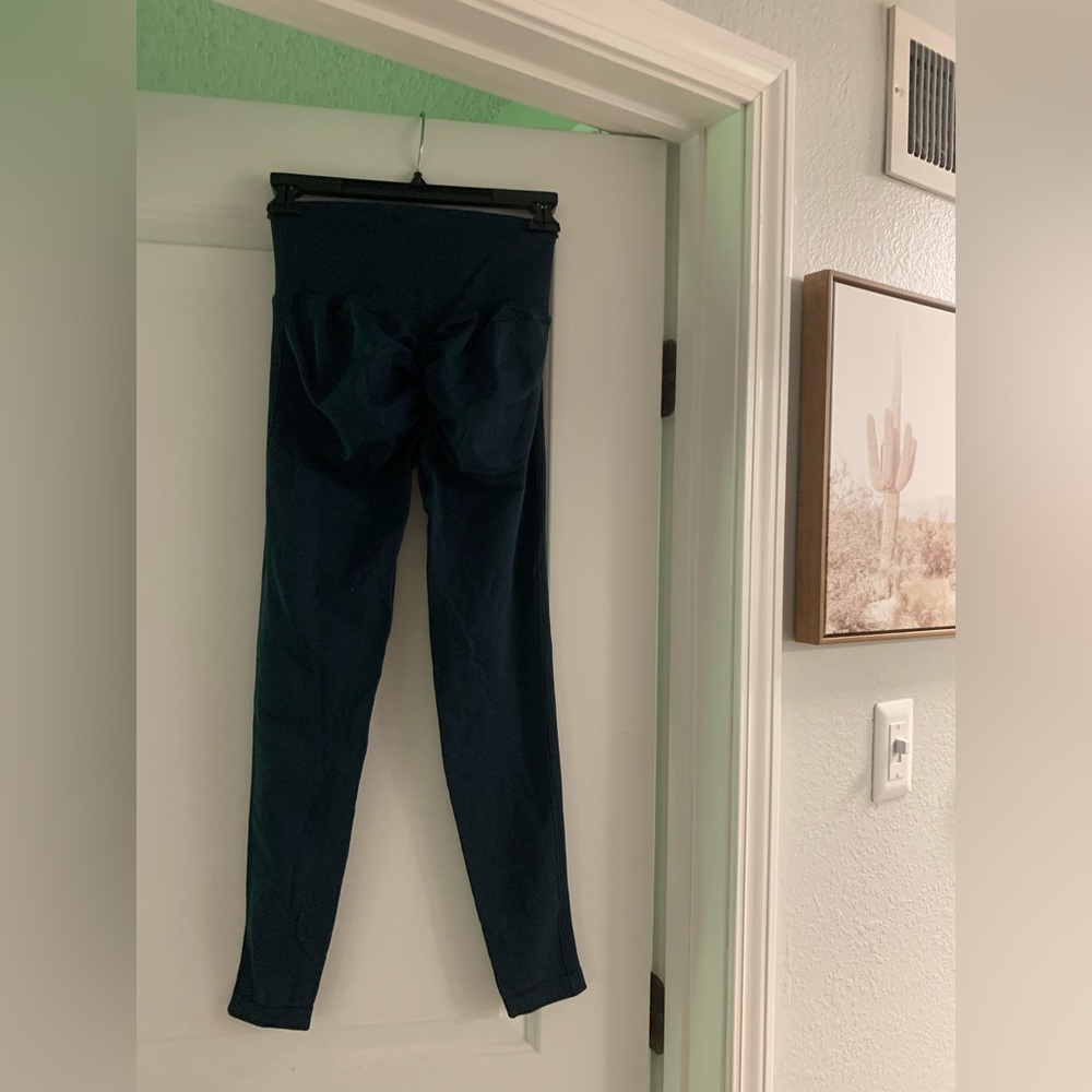 Navy blue scrunch butt leggings